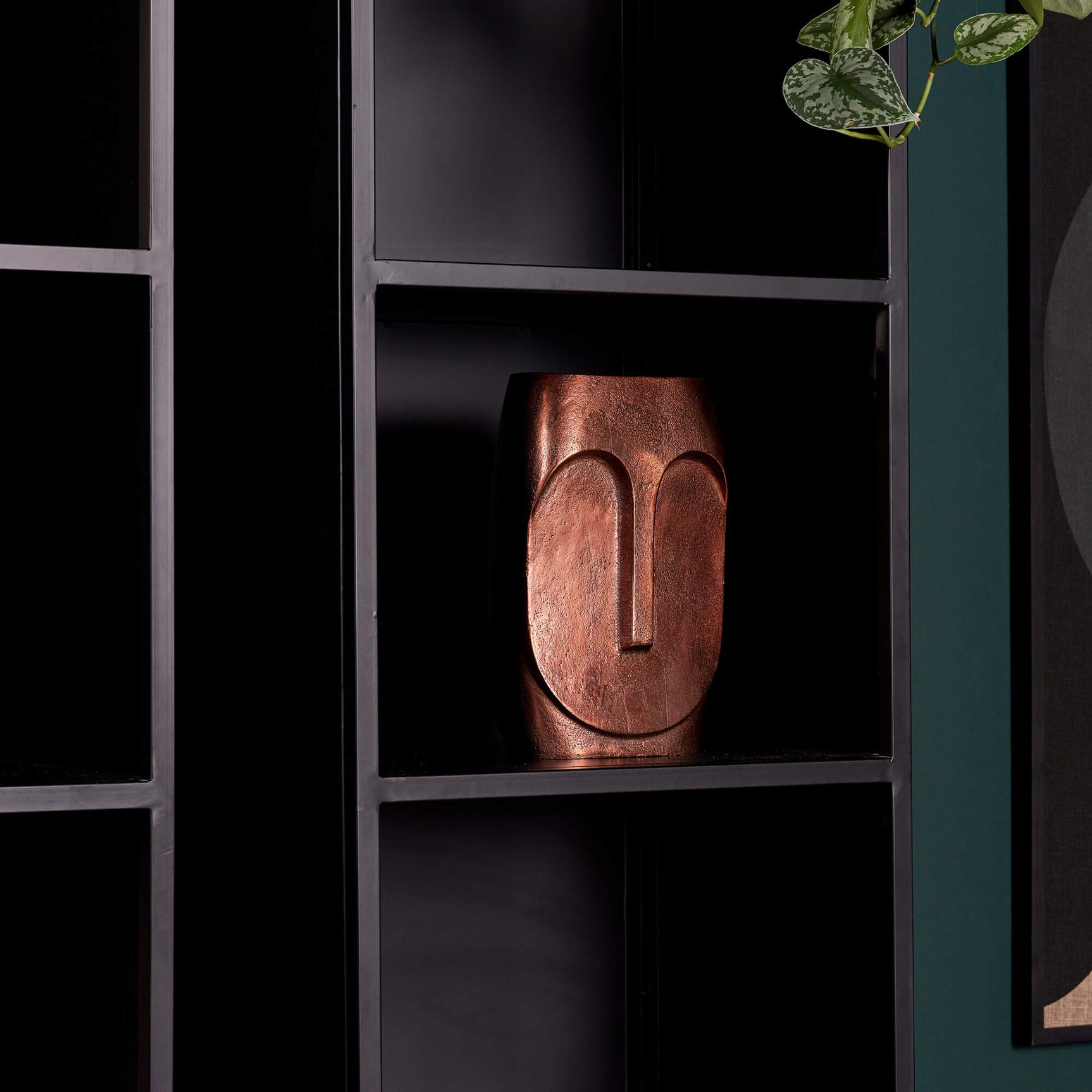 Boekenkast met open vak en bruin houten decoratief object