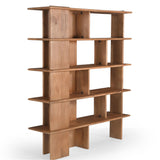 Wandkast met open vakken en legplanken van hout, uitgevoerd in lichtbruine tint.