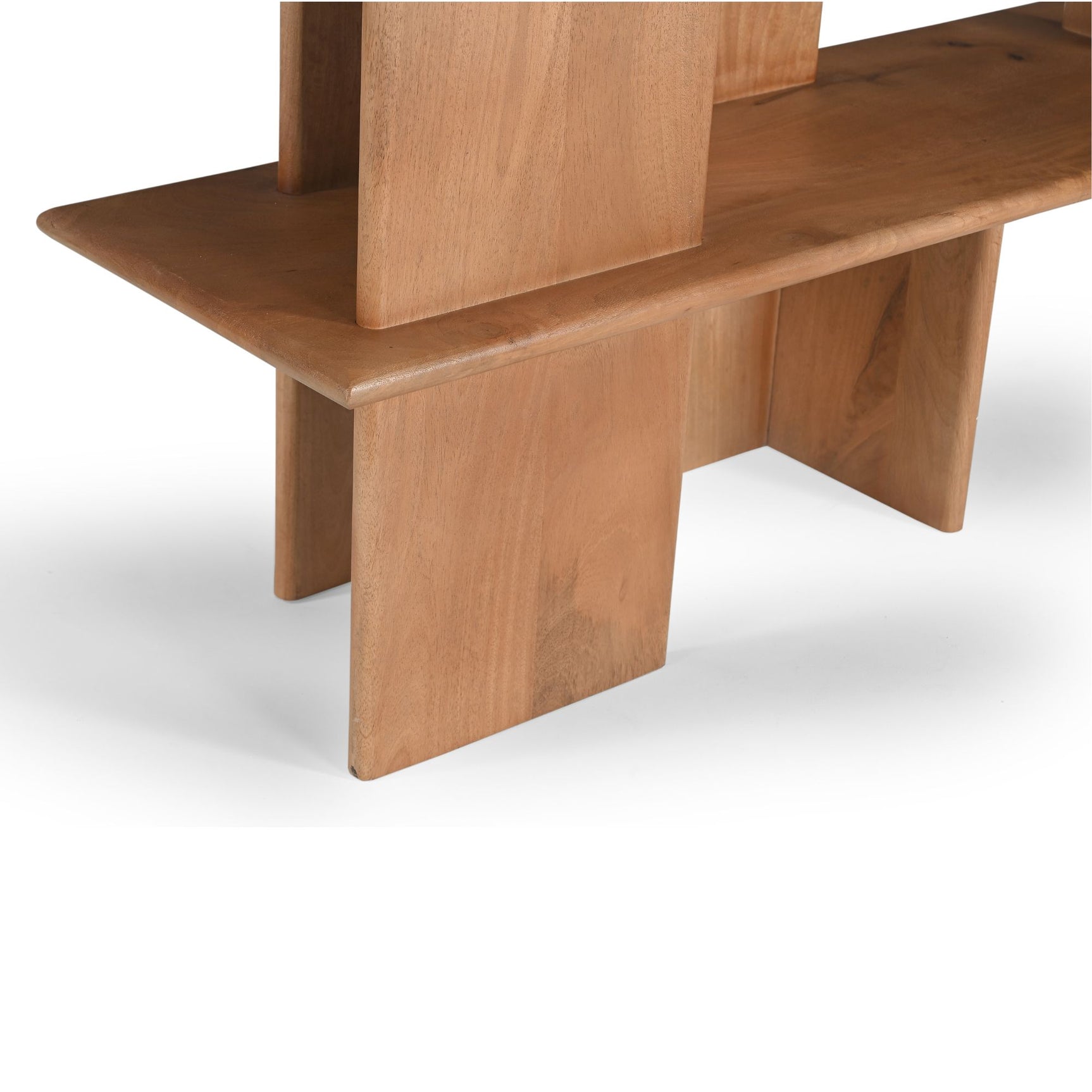 Wandkastbodem en poten van hout met brede planken, open compartimenten aan de zijkant.