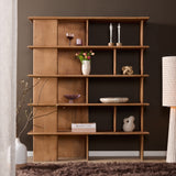 Wandkast van licht eikenhout met decoratie in open vakken