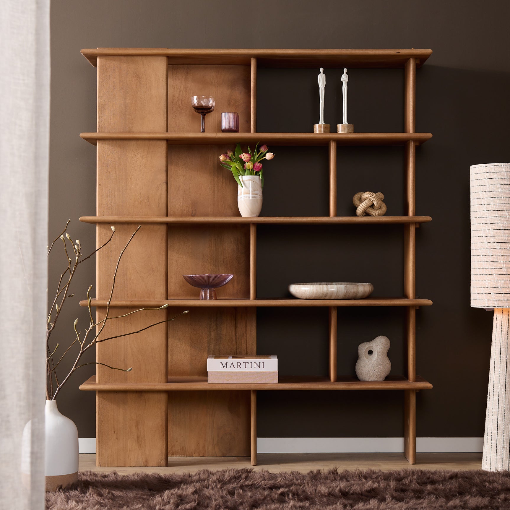 Wandkast van licht eikenhout met decoratie in open vakken