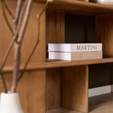 Wandkastplank met houten vakken en opbergdozen met opschrift