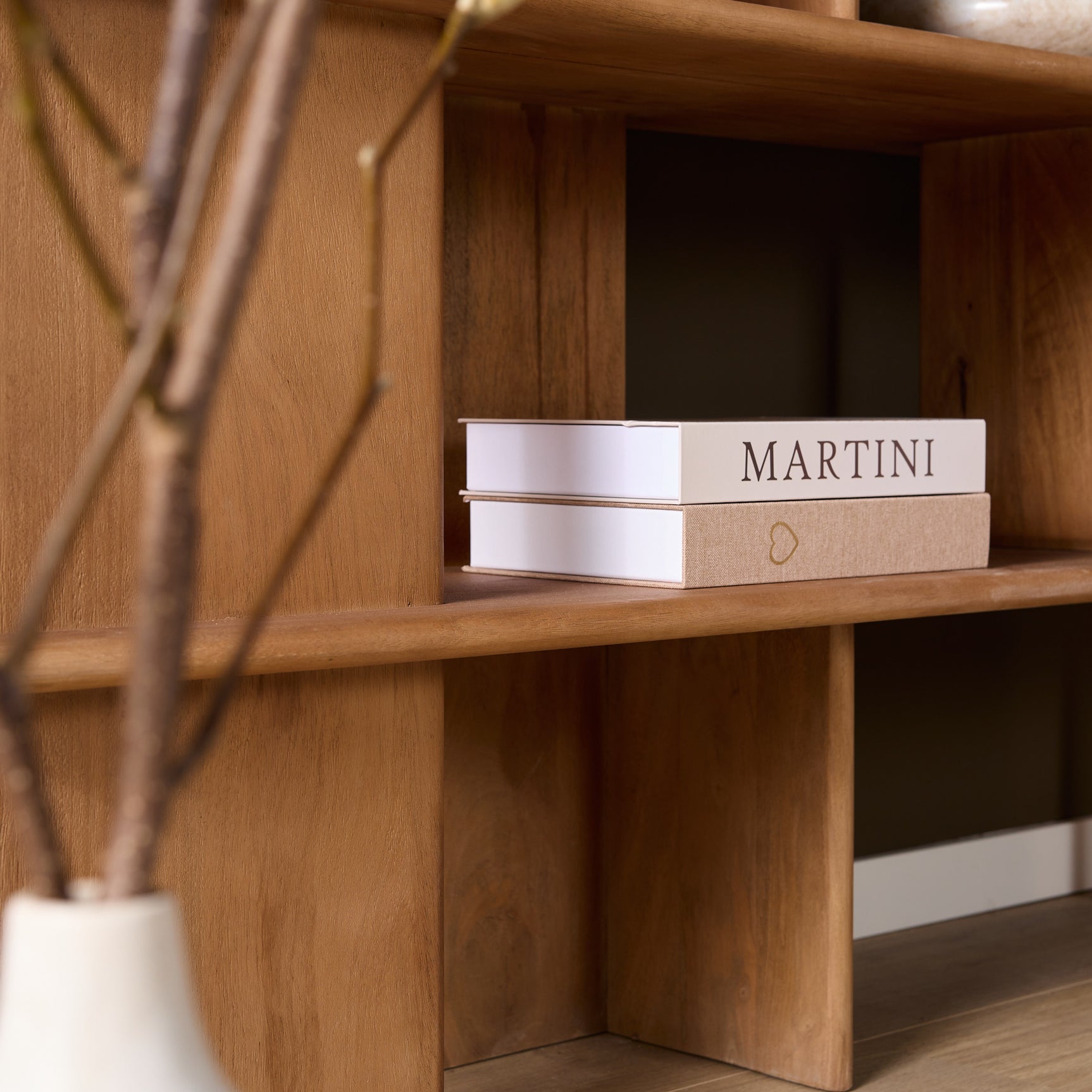 Wandkastplank met houten vakken en opbergdozen met opschrift