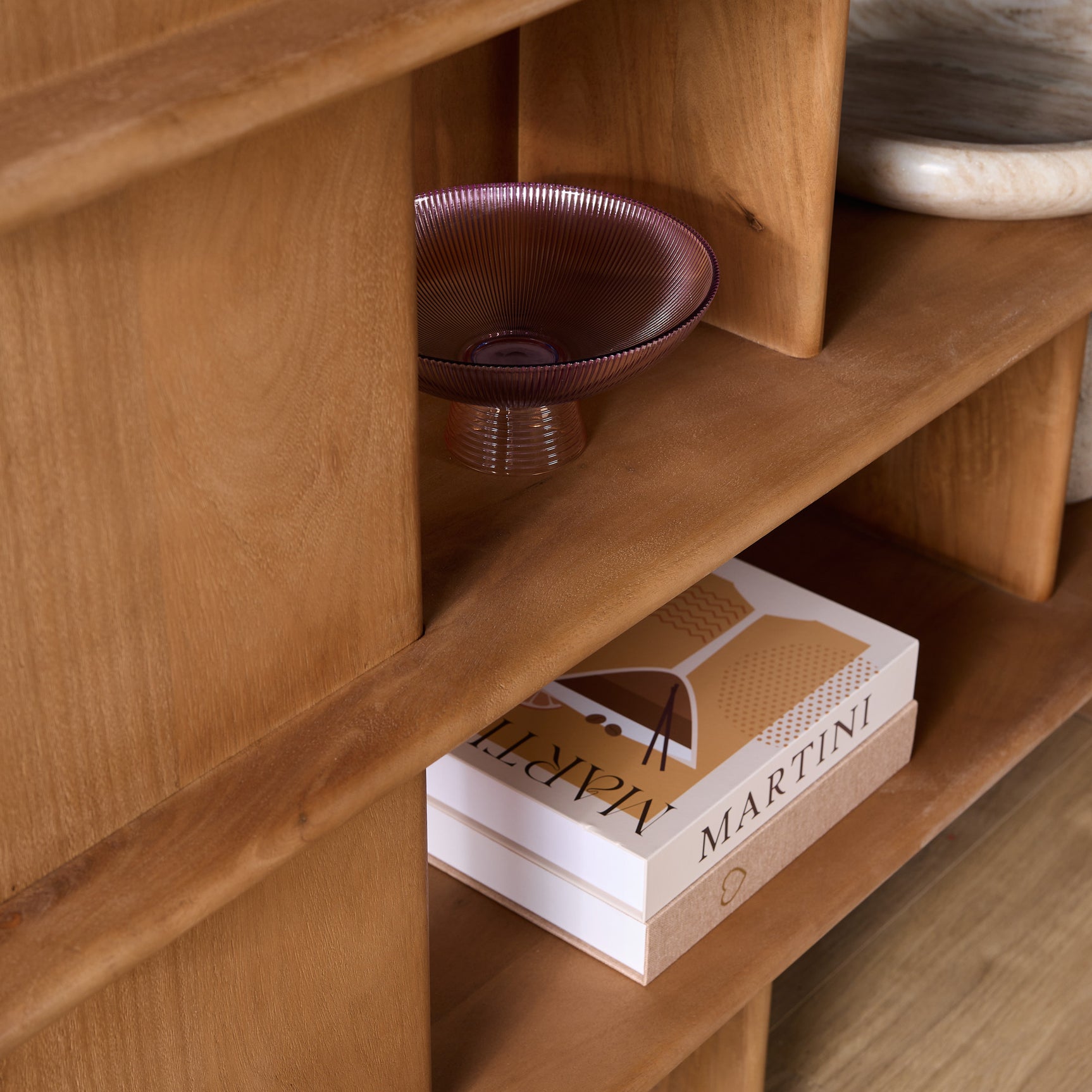 Wandkastvak met kleine mand en houten plank met opgevouwen dozen
