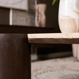 Salontafel Maeve close-up: donkerhouten poot en lichtbeige bladrand