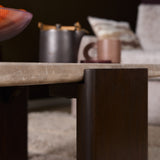 Salontafel Maeve close-up: donkerhouten poot onder het lichtbeige blad