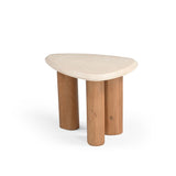 Ronde bijzettafel met lichtbeige blad en houten, cilindrische poten met afgeronde rand.