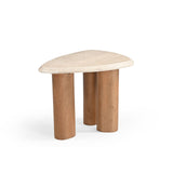 Ronde bijzettafel met lichtbeige blad en drie cilindrische houten poten, afgeronde rand.