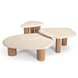 Set van drie ronde bijzettafels met lichtbeige bladen en houten poten, ronde vorm.