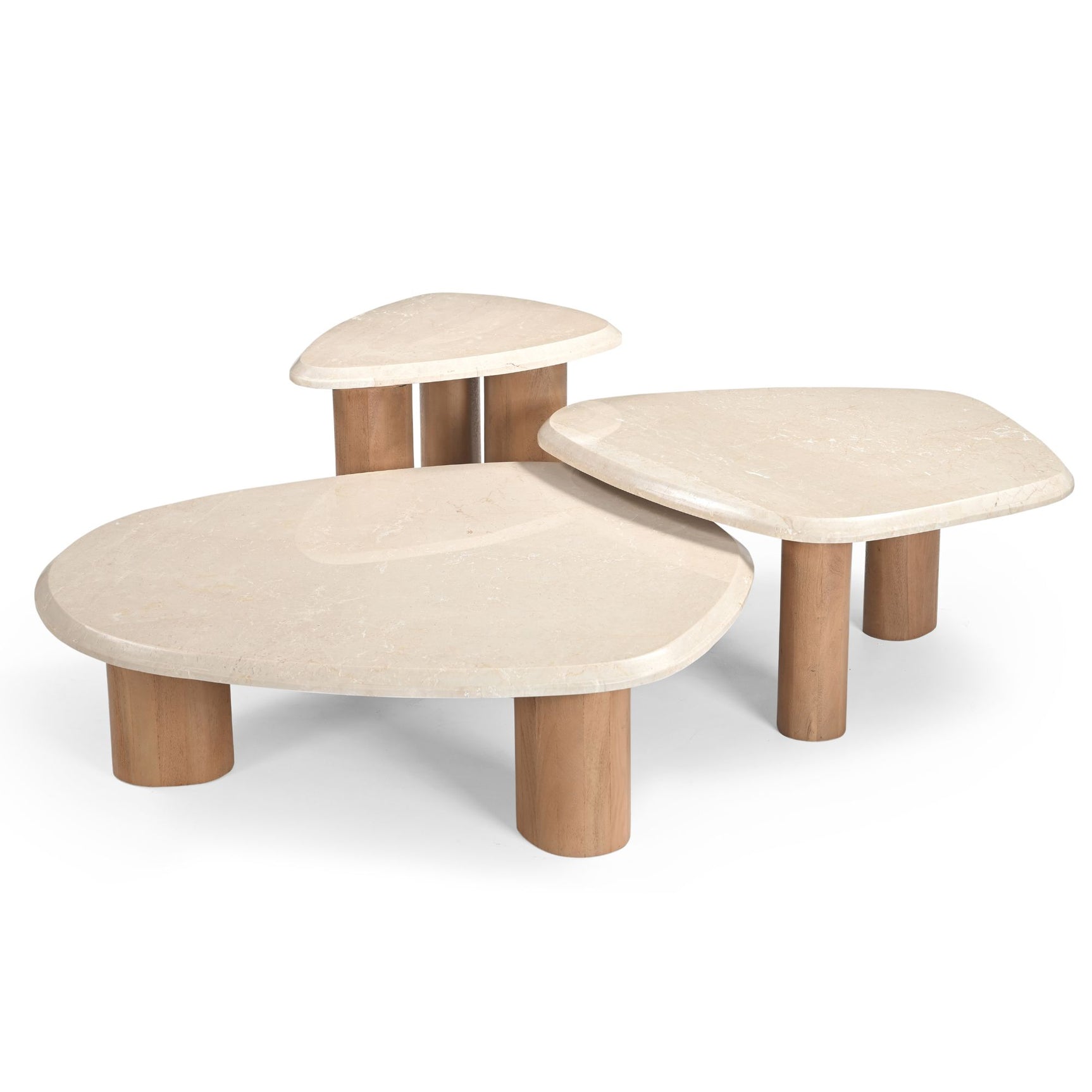 Set van drie ronde bijzettafels met lichtbeige bladen en houten poten, ronde vorm.