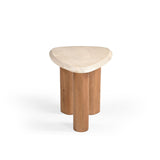 Ronde bijzettafel met lichtbeige blad en cilindrische houten poot; minimalistisch ontwerp.