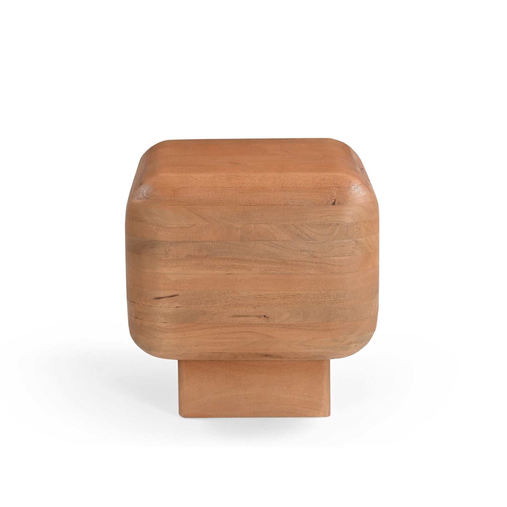 Houten bijzettafel met afgeronde hoeken en zichtbare houtnerf op het blad