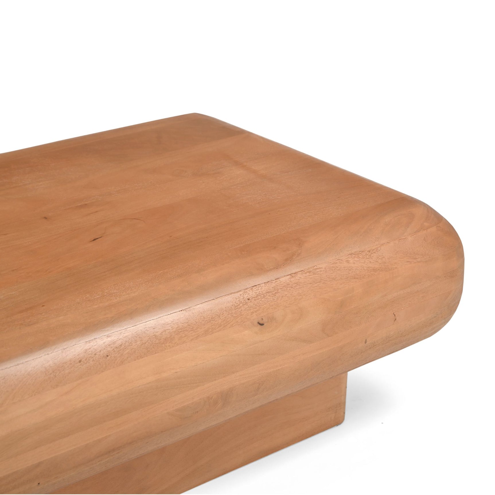 Salontafel hoekdetail met afgerond houten blad en zichtbare nerf in licht eik