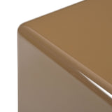 Close-up: bruine salontafel met glanzend blad en afgeronde rand