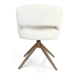 Eetkamerstoel met off-white bekleding, afgeronde rug, armleuningen en bronzen poten