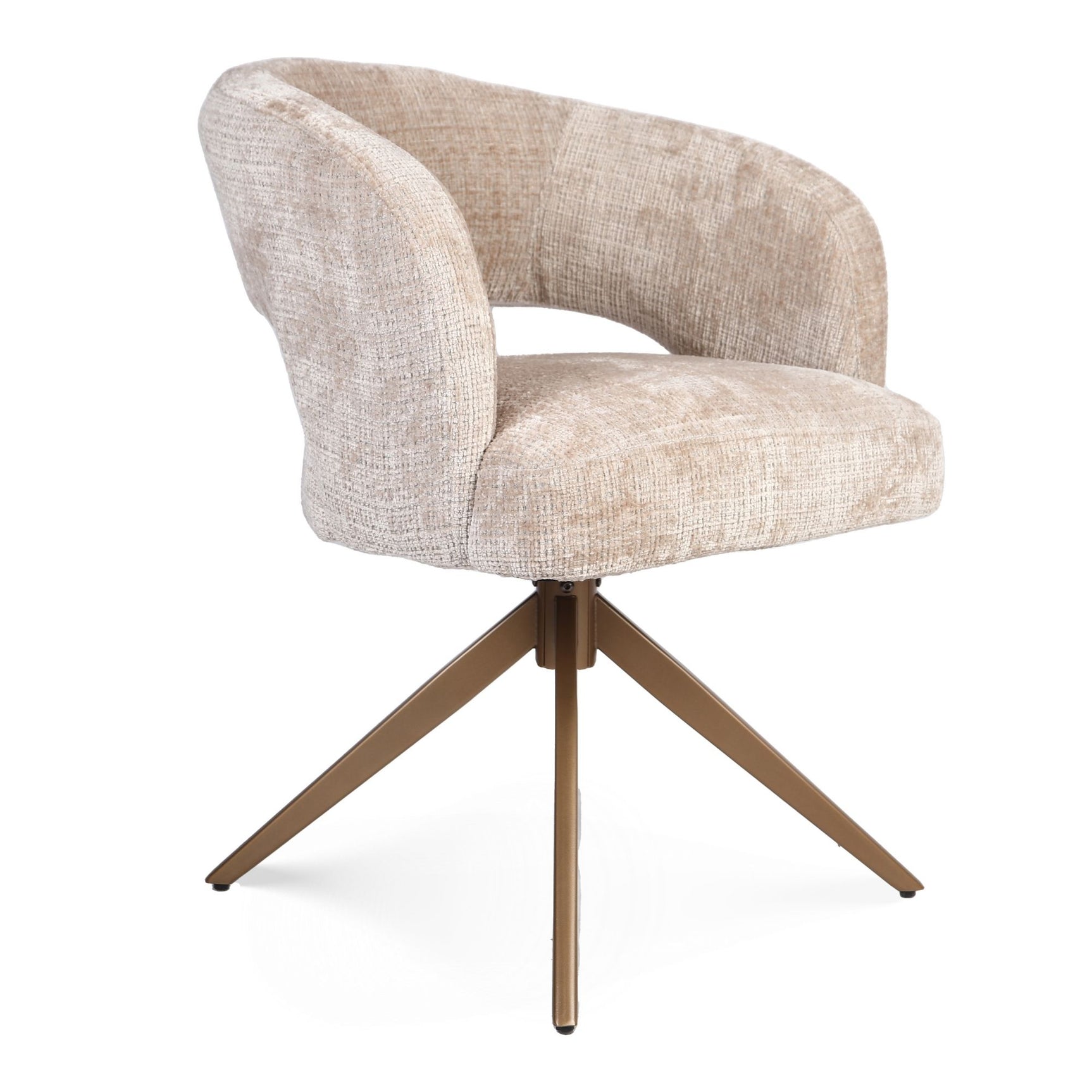 Beige stoel met armleuningen, ronde rug en bronzen poten op centrale voet
