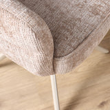 Eetkamerstoel beige stoffen zitting met naaddetails en 3 poten in zandkleur