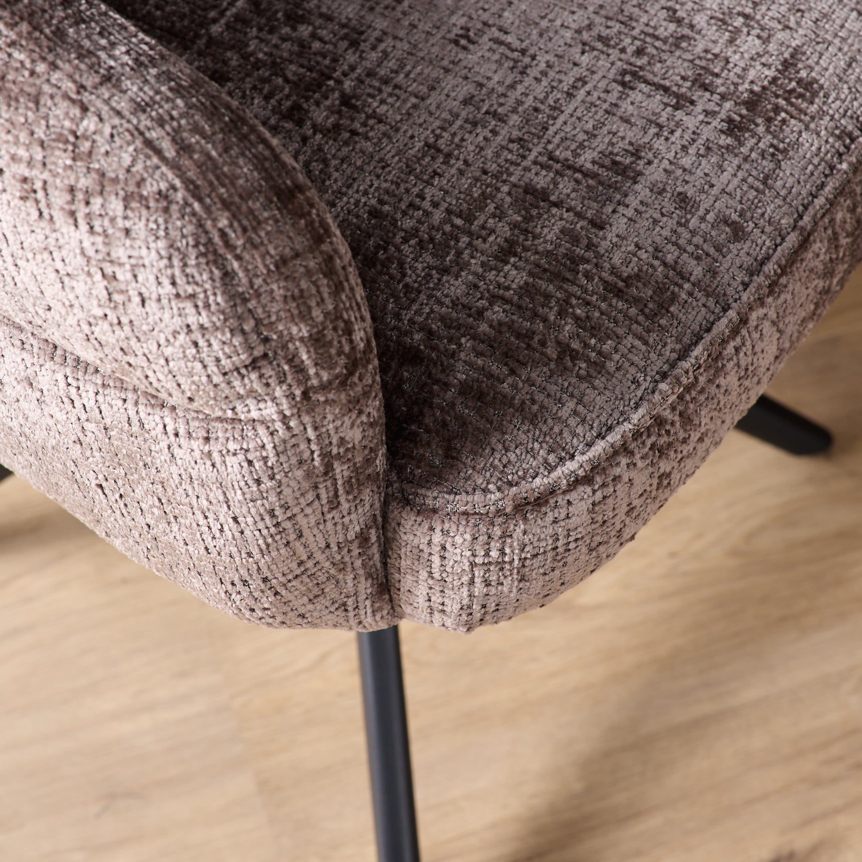 Eetkamerstoel armleuning, beige textuurstof en afgeronde naden