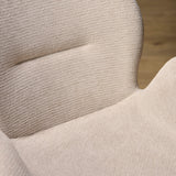 Beige stoelbekleding met stoffering en gebogen rug- en zitkussen