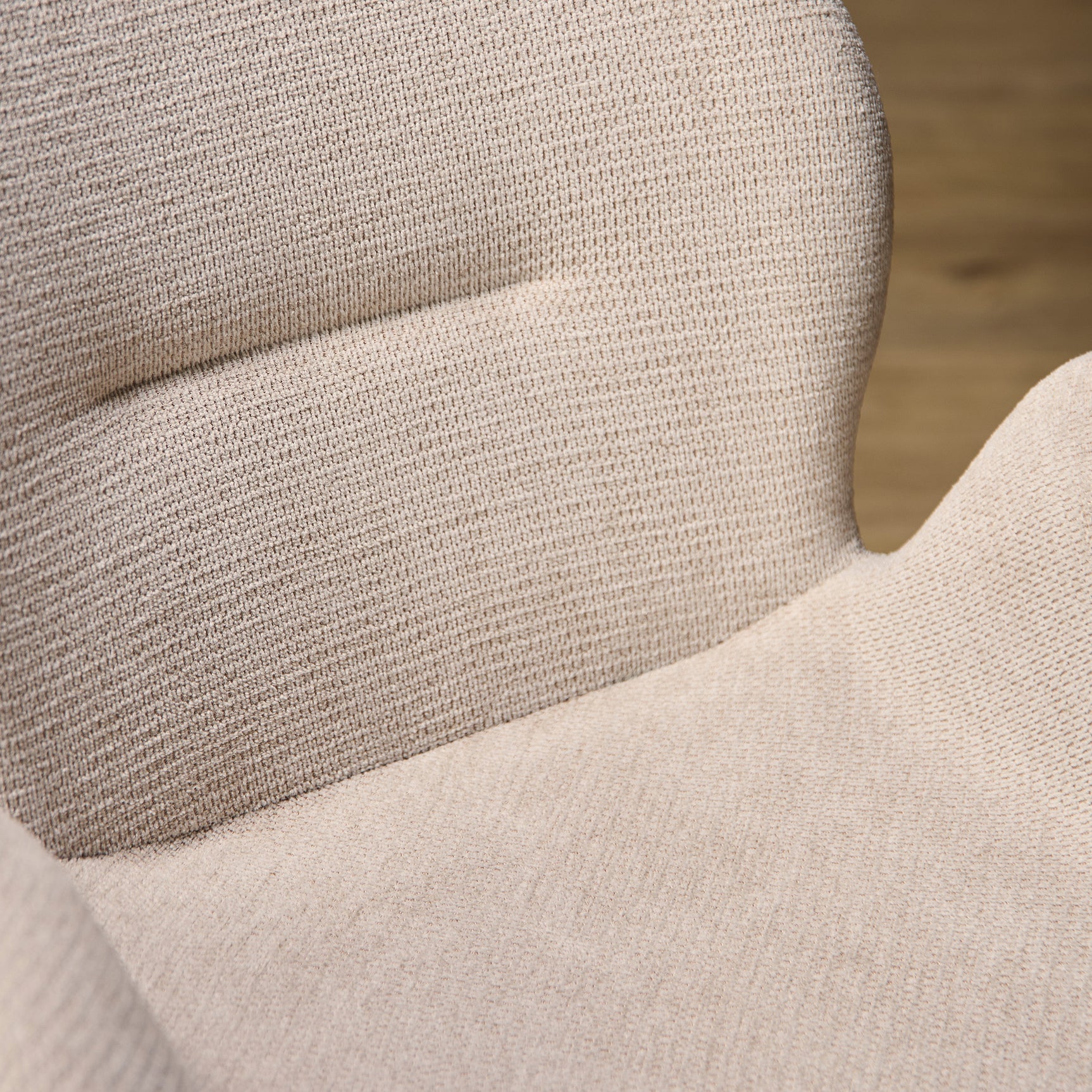 Beige stoelbekleding met stoffering en gebogen rug- en zitkussen
