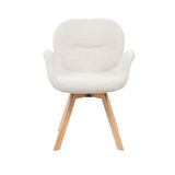 Beige eetkamerstoel met zachte kuip, ronde rug en houten poten