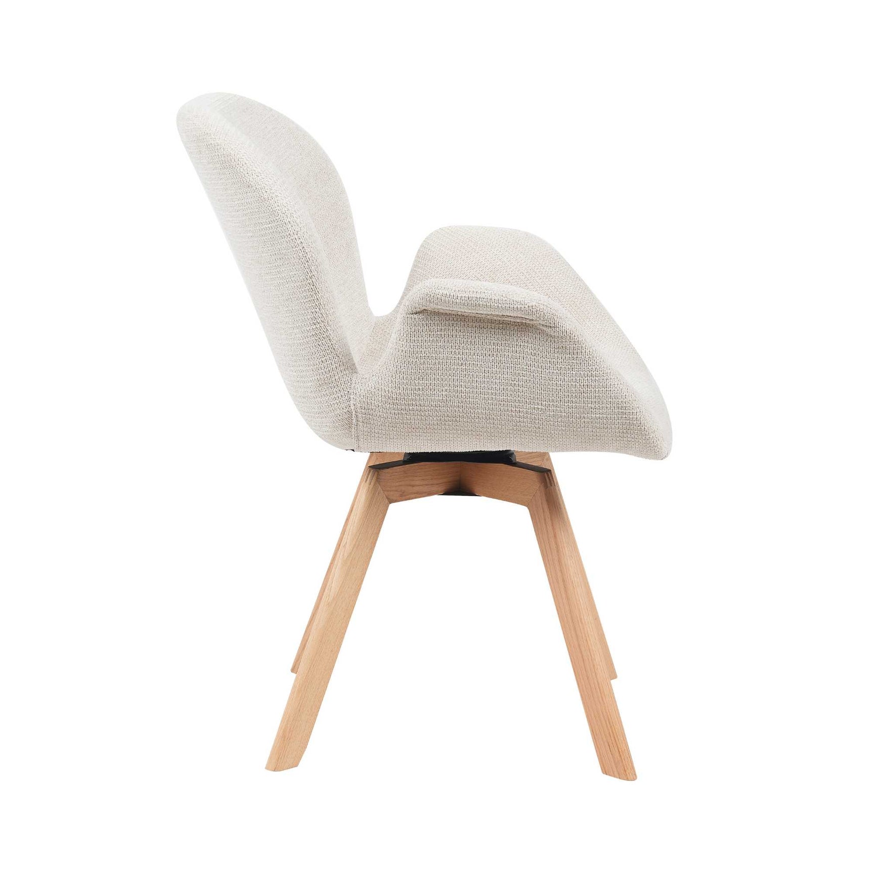 Beige eetkamerstoel schuin van achter, hoge rugleuning en houten poten