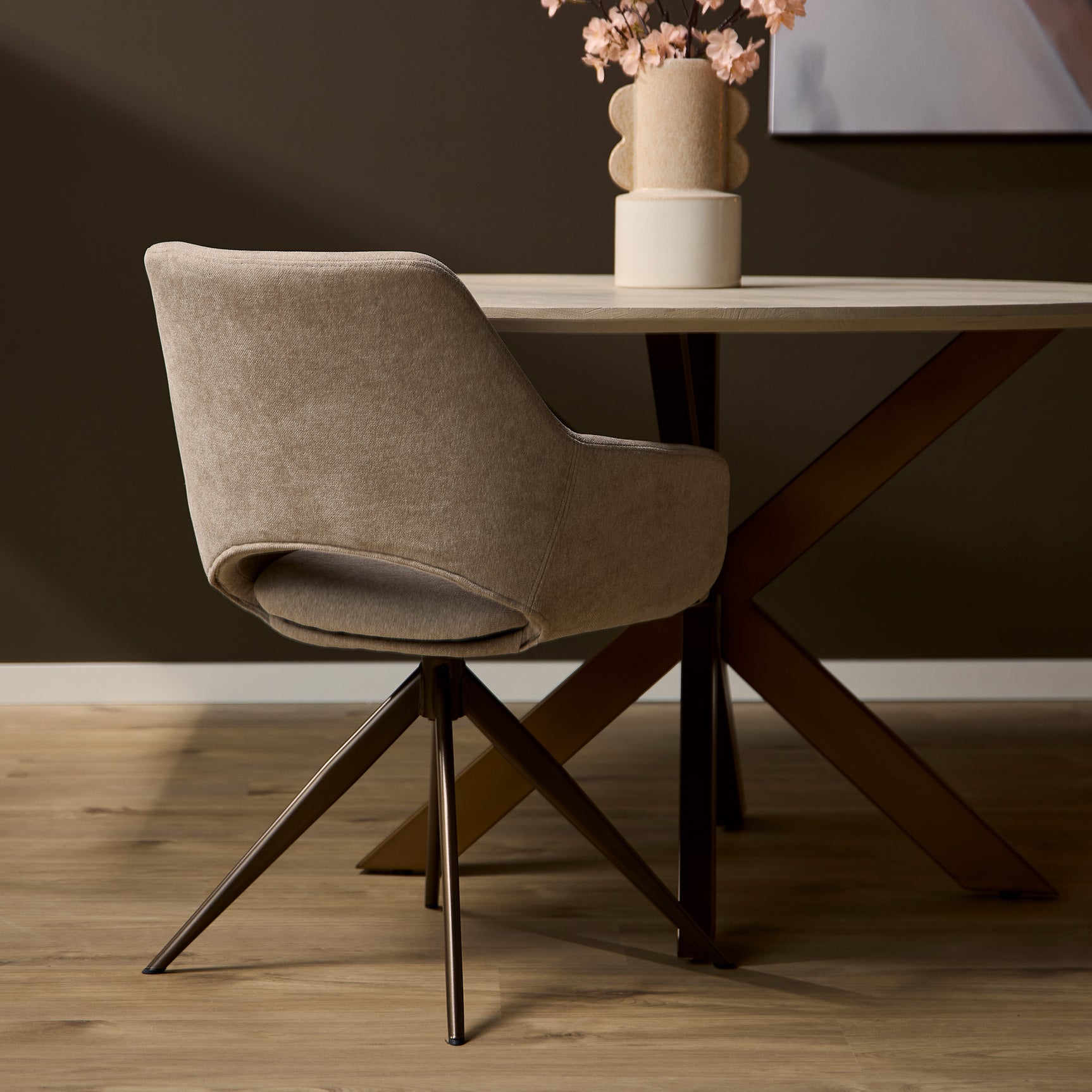 Beige eetkamerstoel met gebogen rugleuning, ronde zitting en donkerhouten poten