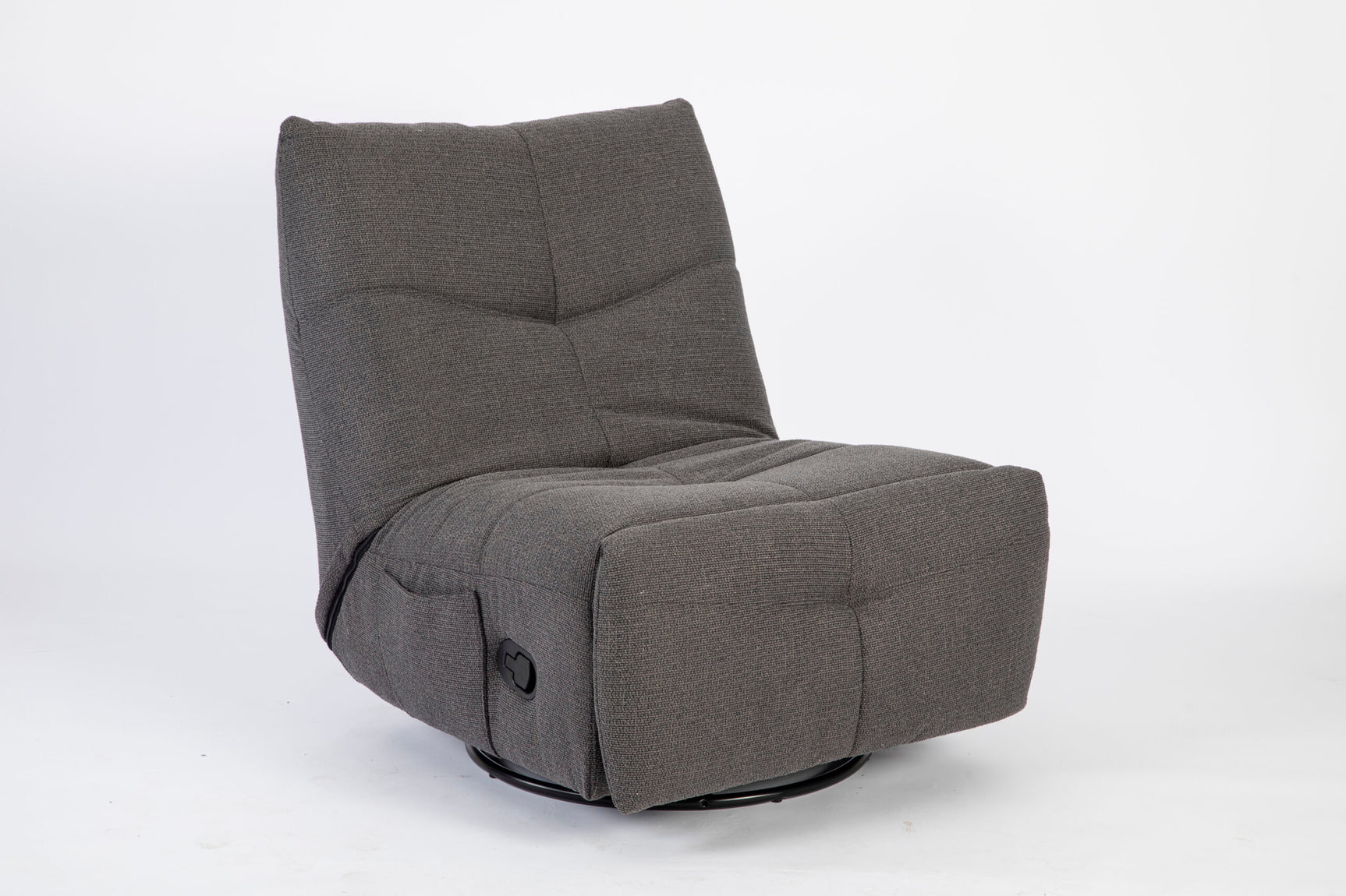 Donkergrijze relaxfauteuil in ligstand met voetensteun naar voren en ronde voet.