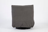 Donkergrijze relaxfauteuil rugzijde met verticale middennaad en ronde draaivoet.