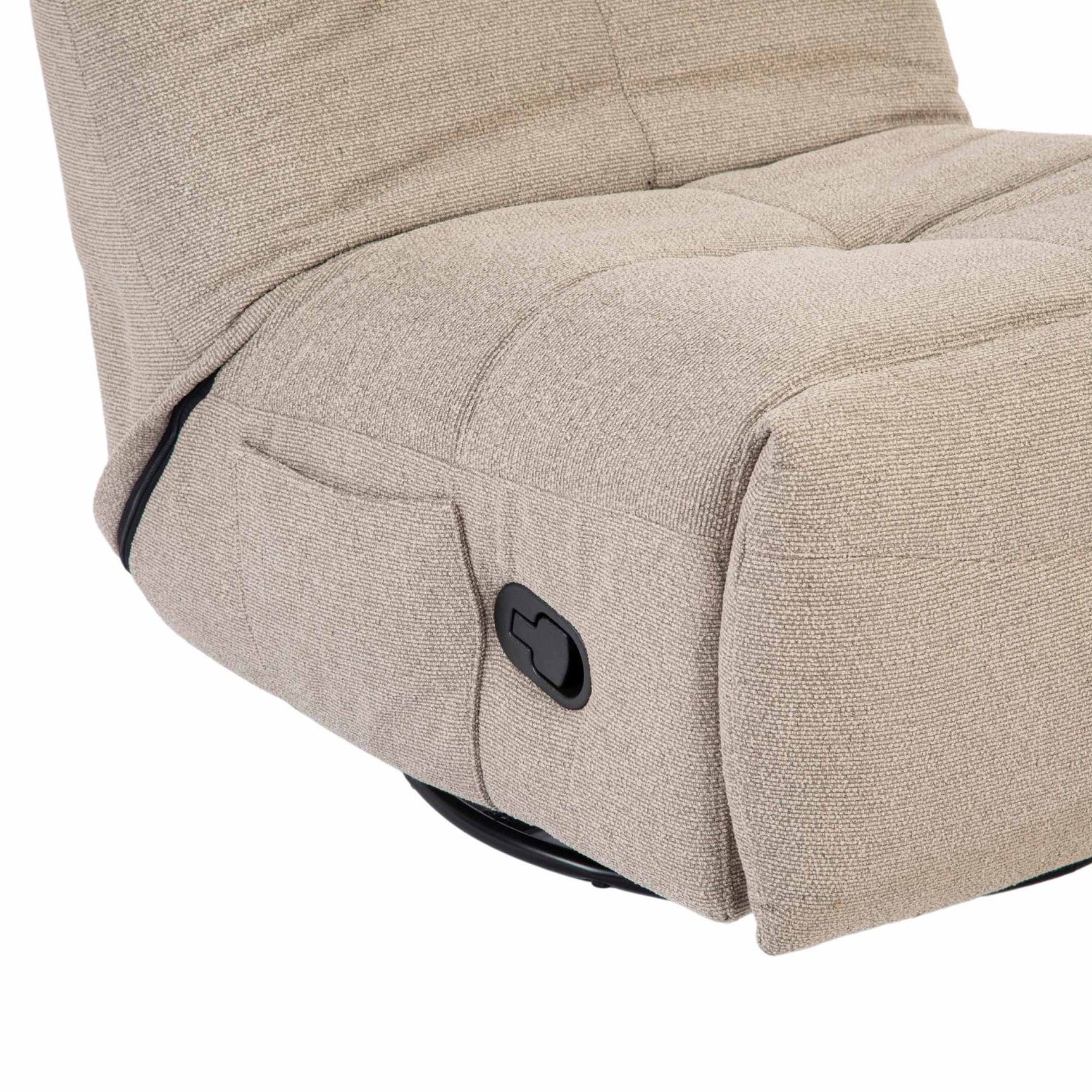 Beige relaxfauteuil met zijpaneel, zwarte bedieningshendel en openstaande voet