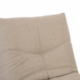 Beige relaxfauteuil rugkussen met verticale stiksels en zachte contouren