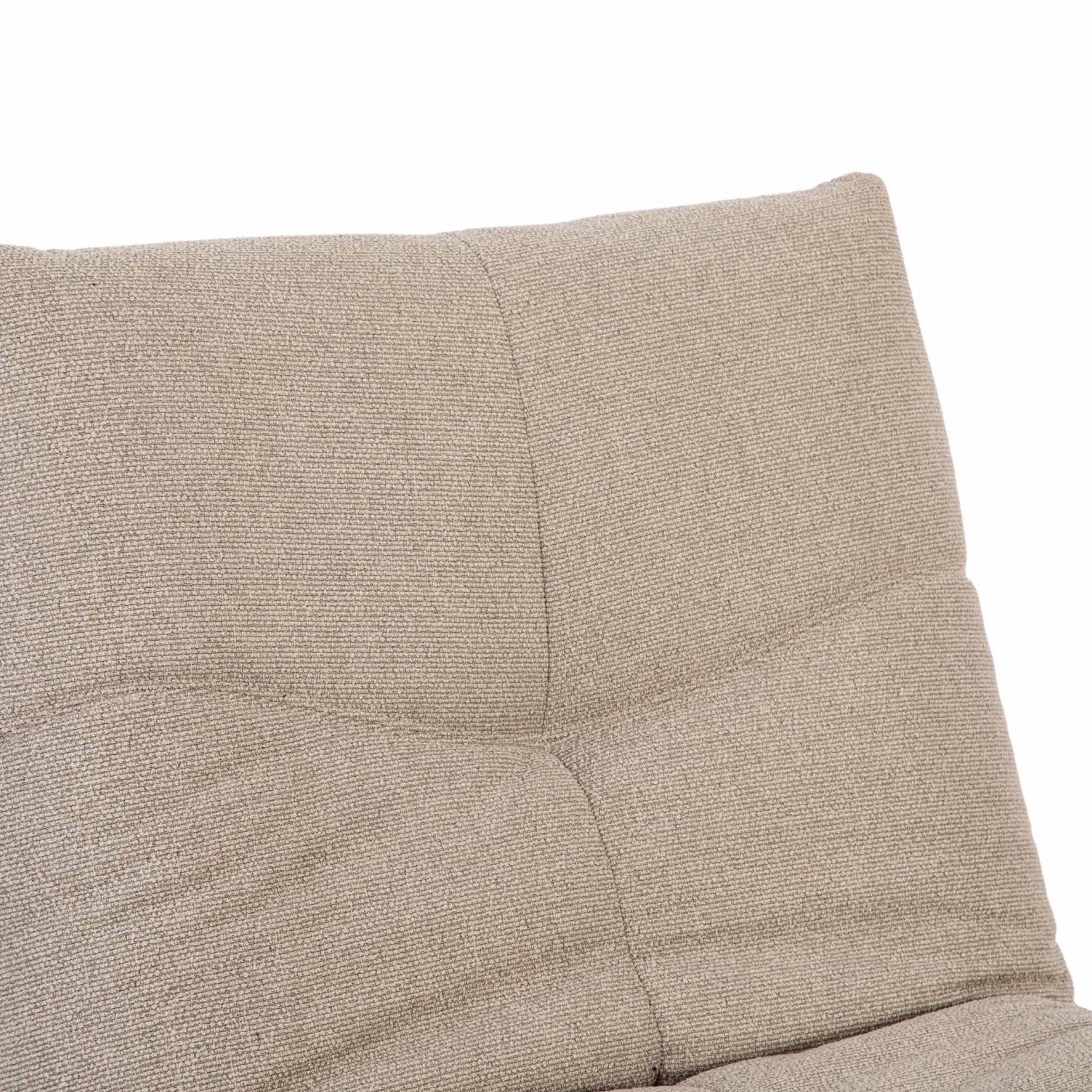 Beige relaxfauteuil rugkussen met verticale stiksels en zachte contouren