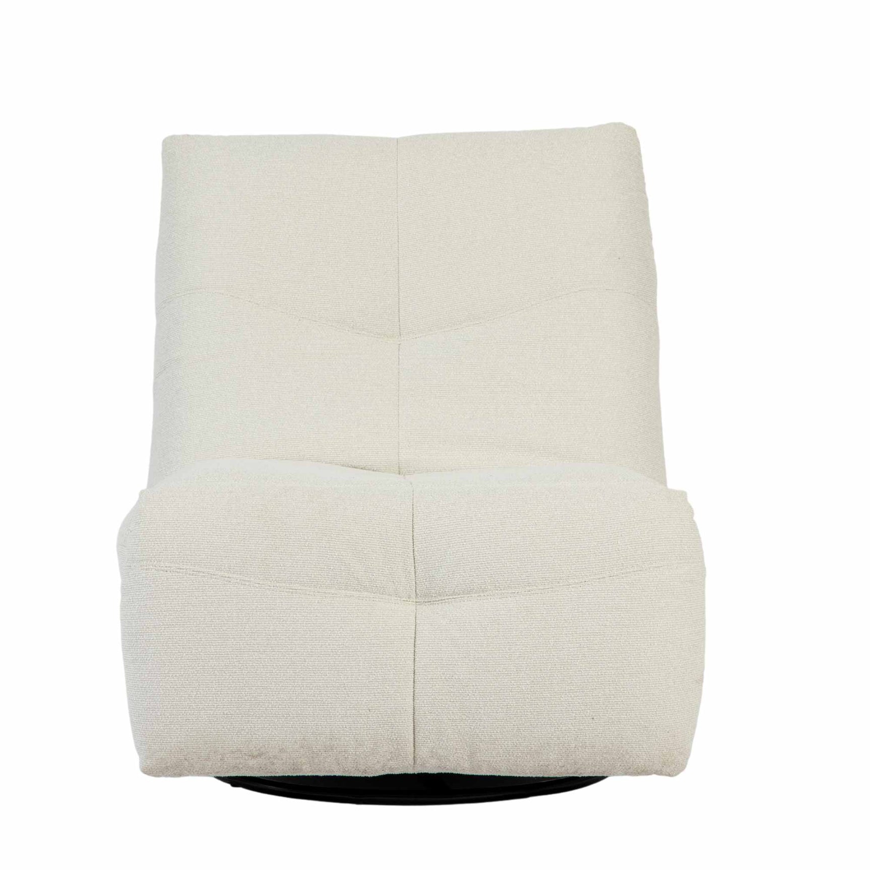 Relaxfauteuil, crèmewitte bekleding, gewatteerde rug en zitting, ronde zwarte basis.