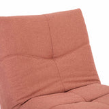 Roze relaxfauteuil: close-up van rugkussen met stiksels en zijkant.