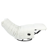 Relaxfauteuil in relaxstand met lichtgekleurde stoffering, draaivoet en zwarte bediening