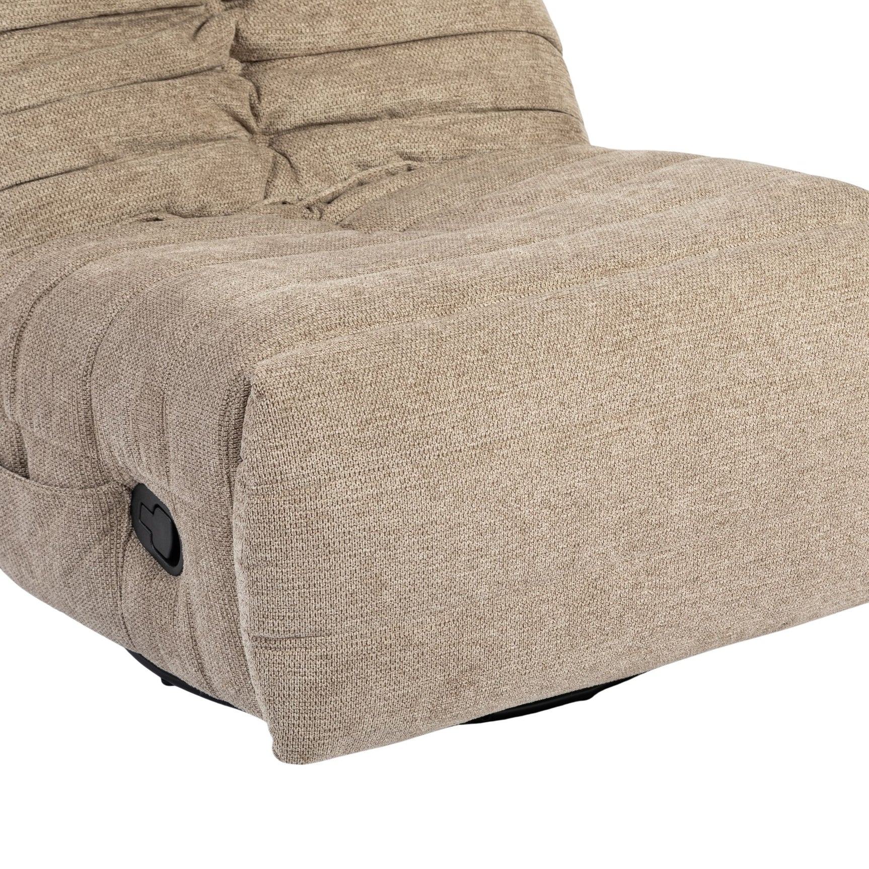 Taupe relaxfauteuil armleuning met bedieningsknop en gestoffeerde naden