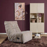Taupe relaxfauteuil in open stand met voetensteun en bedieningsknop op armleuning