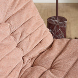 Roze relaxfauteuil met gestoffeerde armleuningen en plooikussens