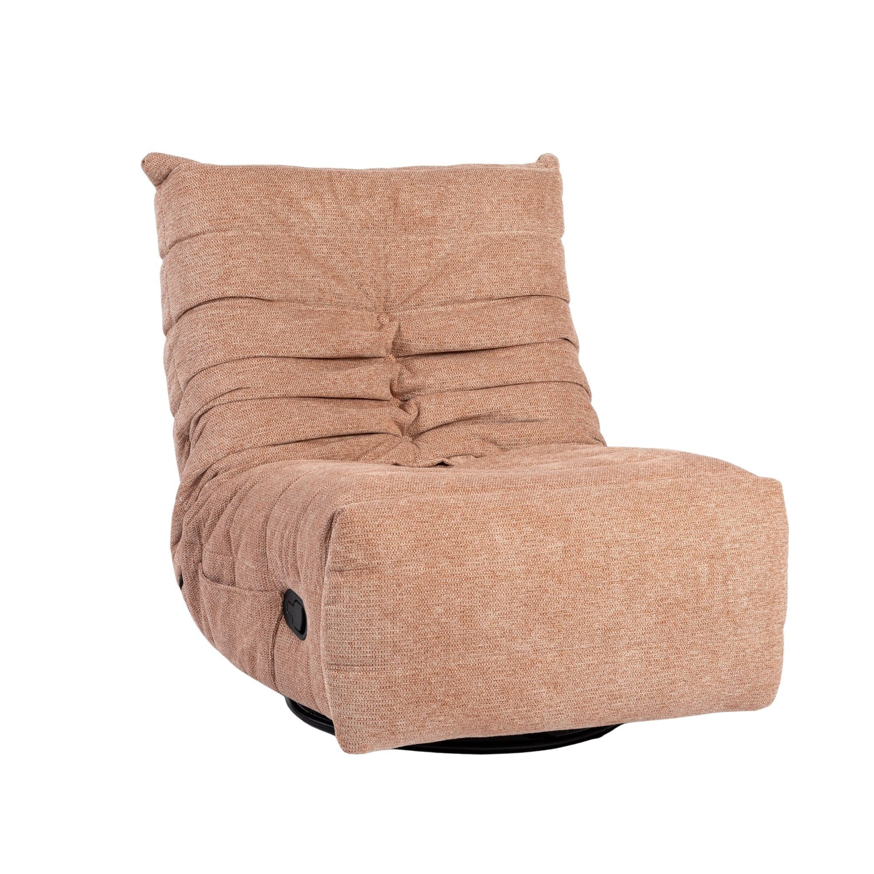 Roze relaxfauteuil met gestoffeerde armleuningen en opgevouwen zitplooien in de rug.