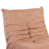 Roze relaxfauteuil met hoge rug en horizontale stiksels, geaccentueerd met knopen.