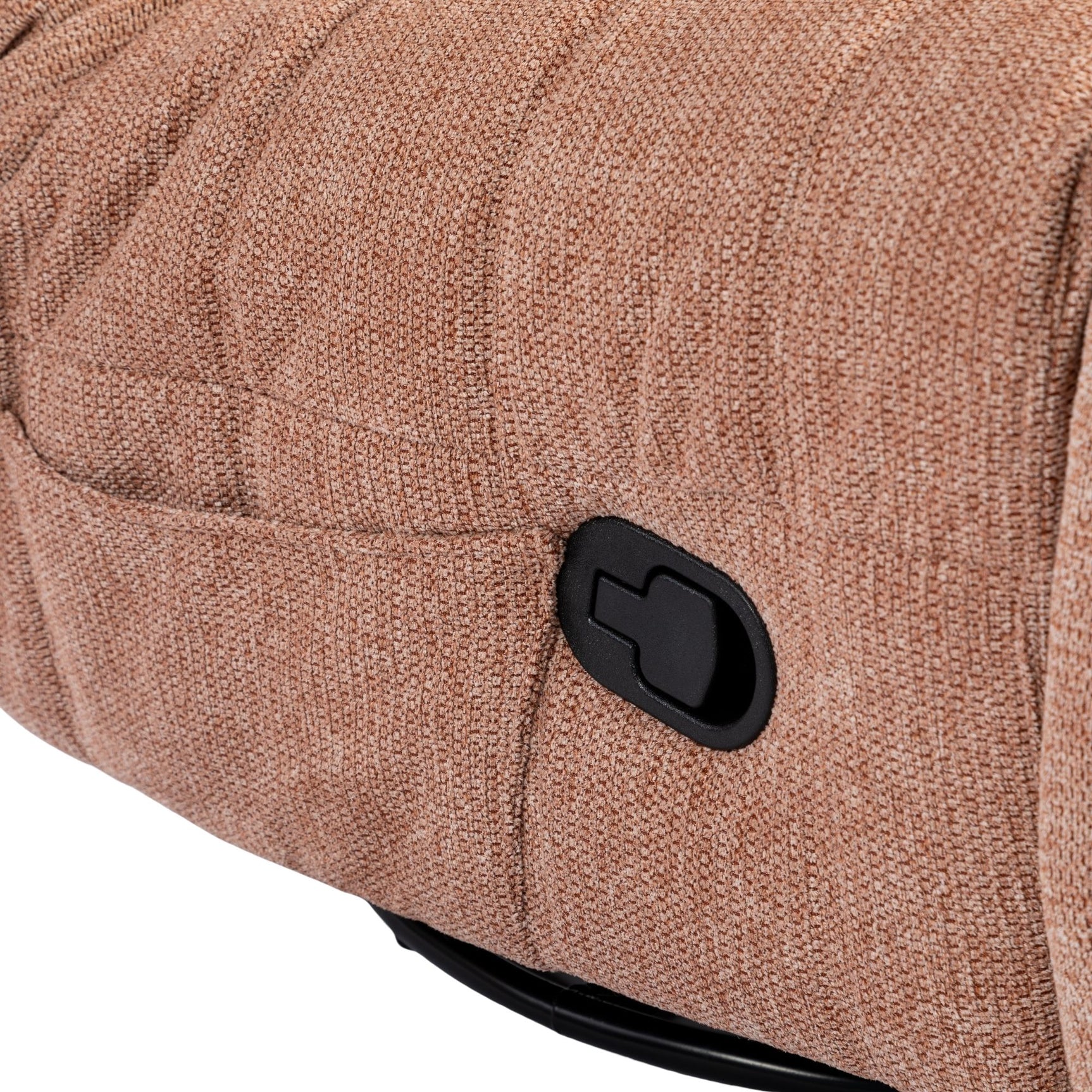 Zwarte bedieningsknop op de armleuning van een roze relaxfauteuil, close-up.