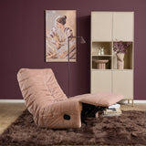 Roze relaxfauteuil met volledig open ligstand, gestoffeerde rug en zwarte bediening.