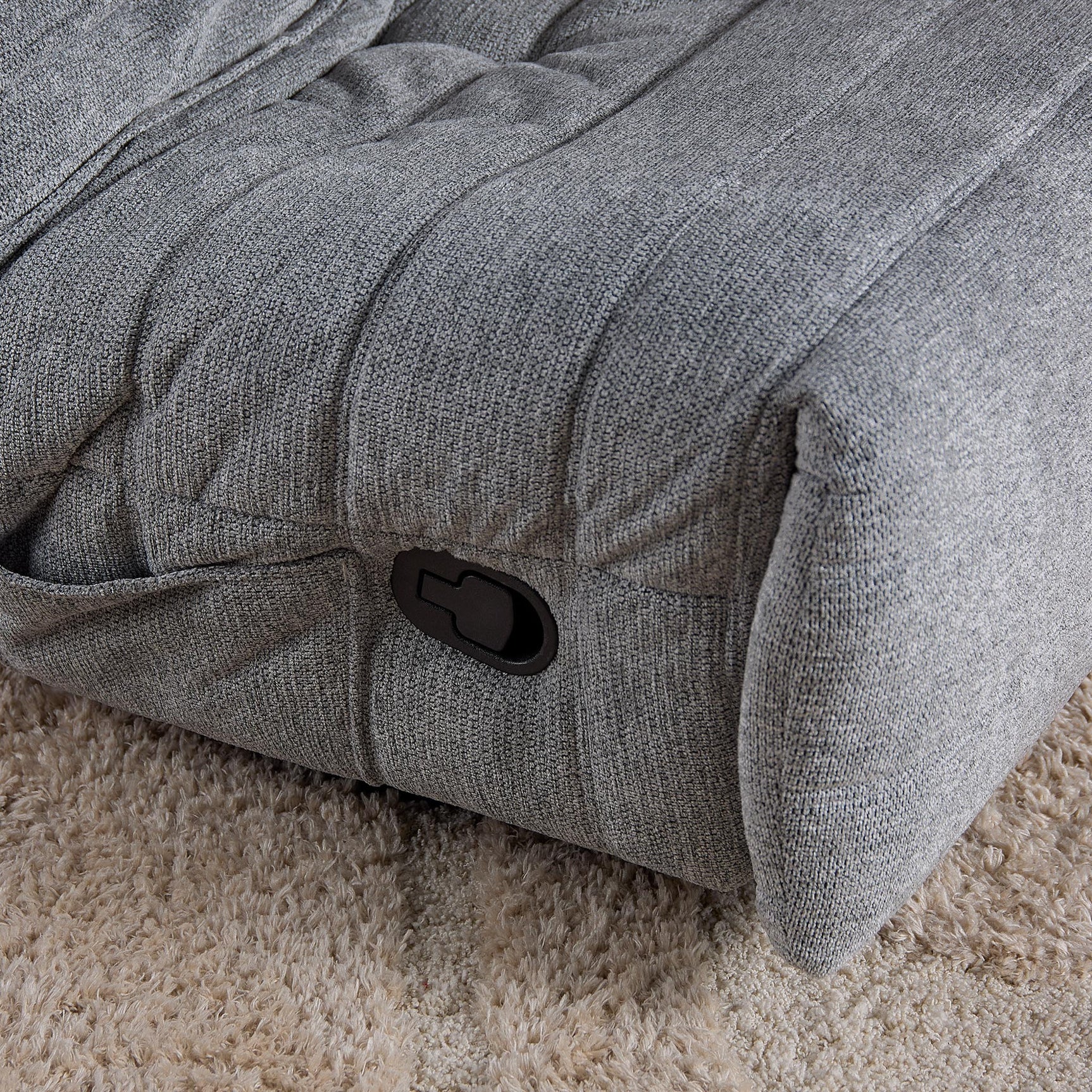 Grijze relaxfauteuil: zwarte bedienknop op de armleuning