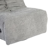Grijze relaxfauteuil zijkant met afgeronde arm en gladde bekleding van stof.