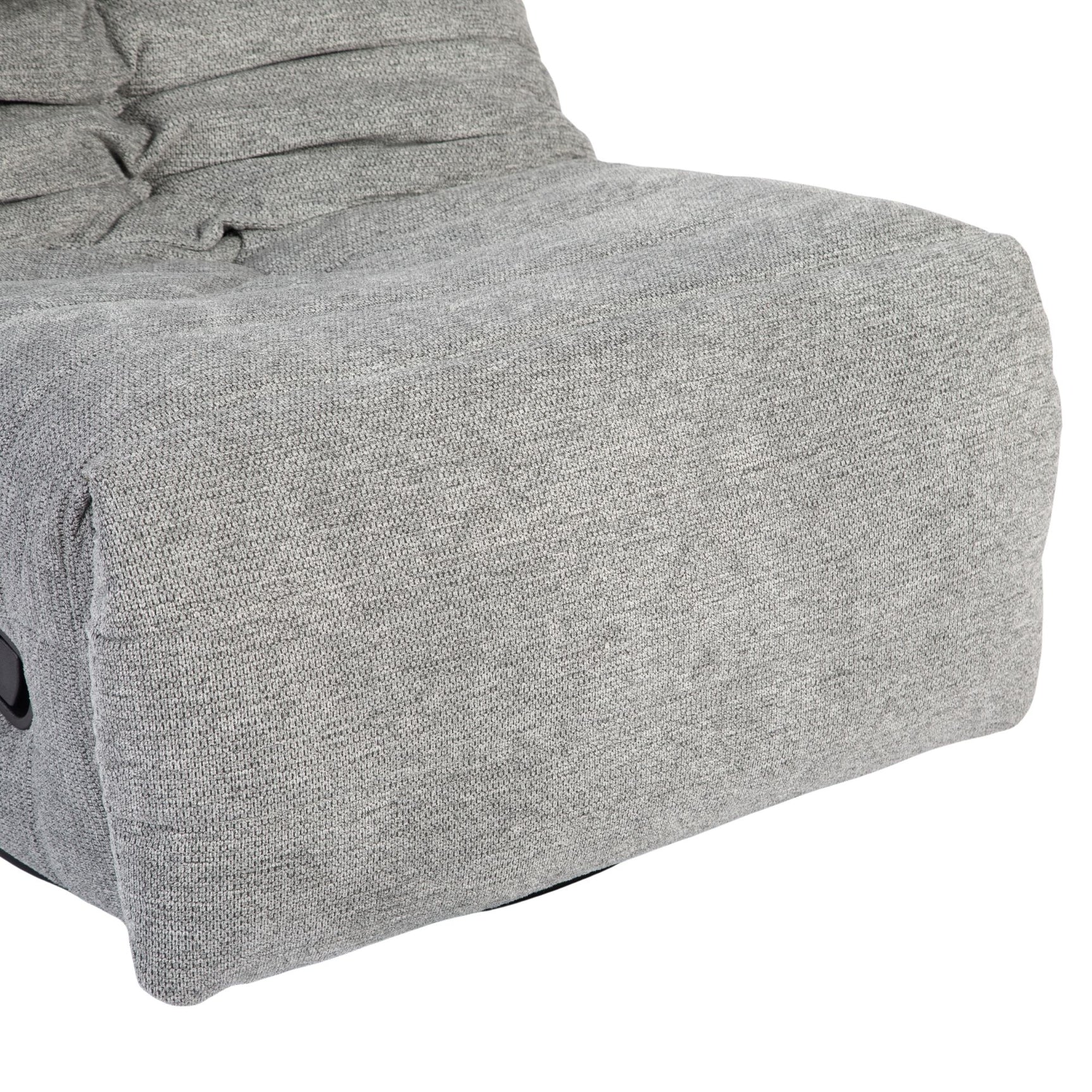Grijze relaxfauteuil zijkant met afgeronde arm en gladde bekleding van stof.