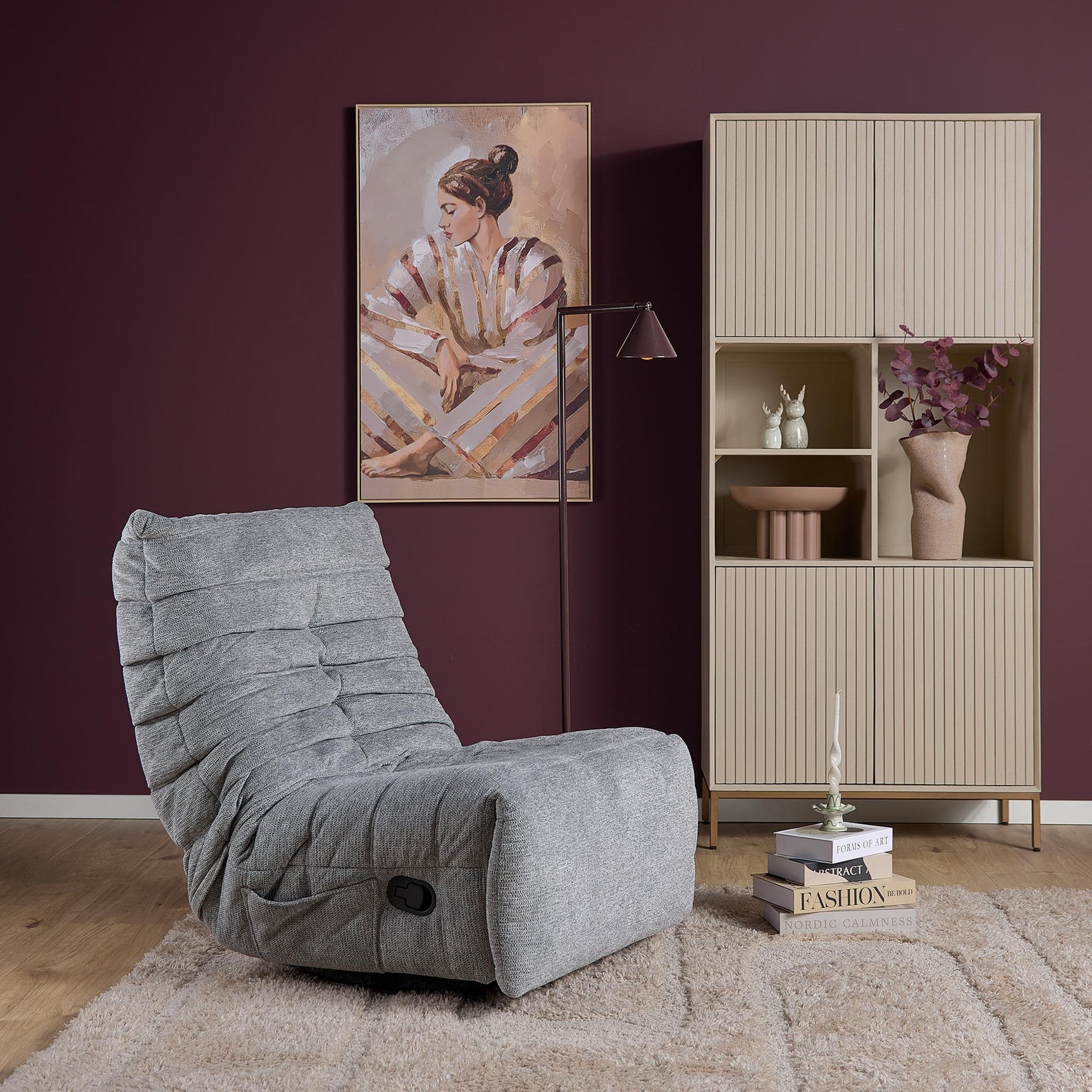 Grijze relaxfauteuil met ligstand en opklapbare voetensteun, ronde rugkussens.