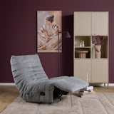Grijze relaxfauteuil met ligstand en uitklapbare voetensteun, gewatteerde rugkussens.