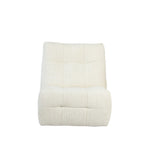 Gebroken witte relaxfauteuil met gestikte rug, vlakke zitting en afgeronde hoeken.