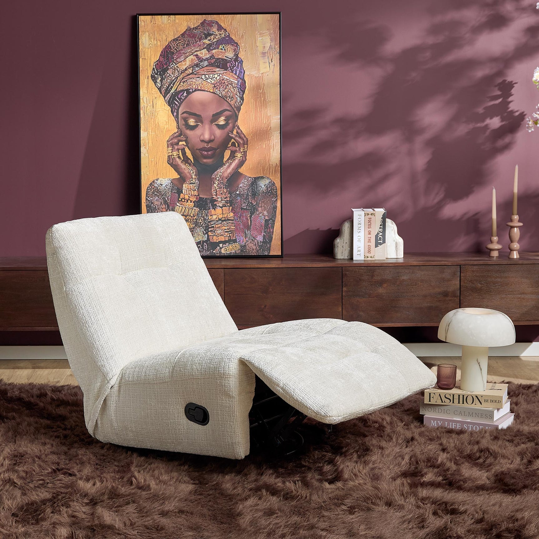 Gebroken witte relaxfauteuil in ligstand met uitklapbare voetensteun en zwarte knop.
