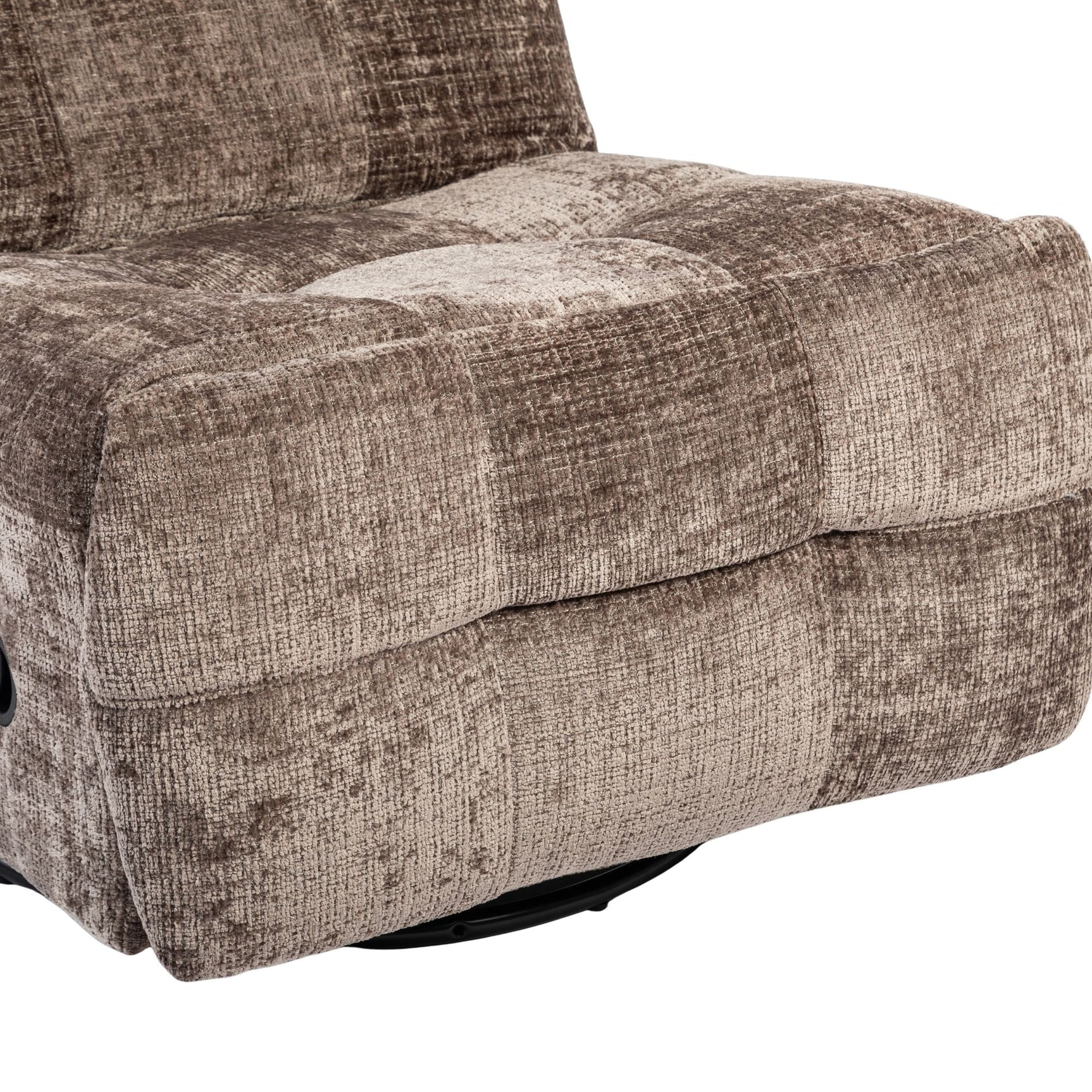 klei-kleurige relaxfauteuil met afgeronde armleuningen en zichtbare zwarte onderkant